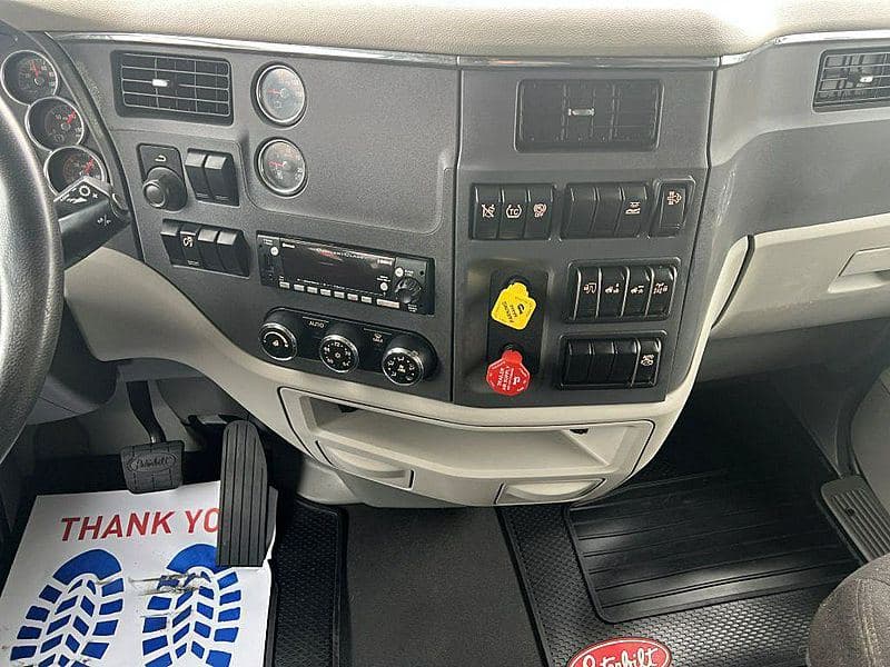 2021 Peterbilt 579 image 12