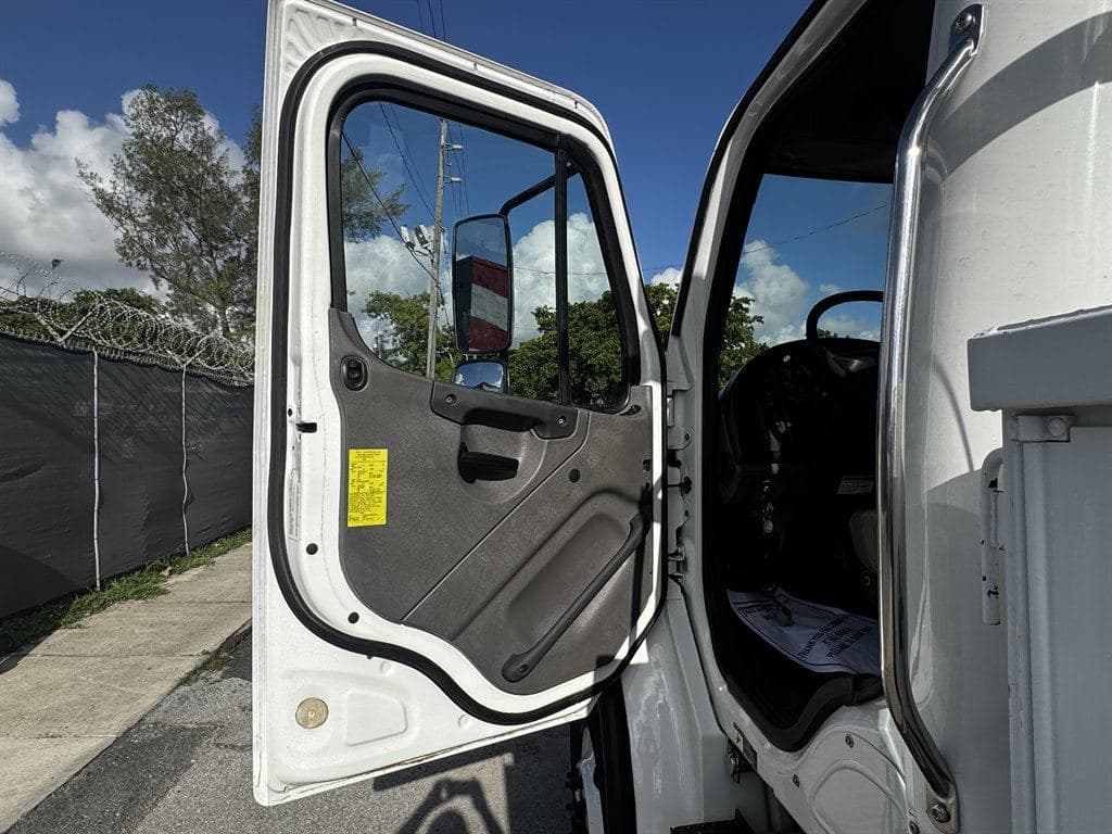 2017 Freightliner M2-106 image 50