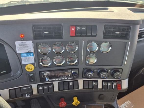 2025 Kenworth T880 image 24