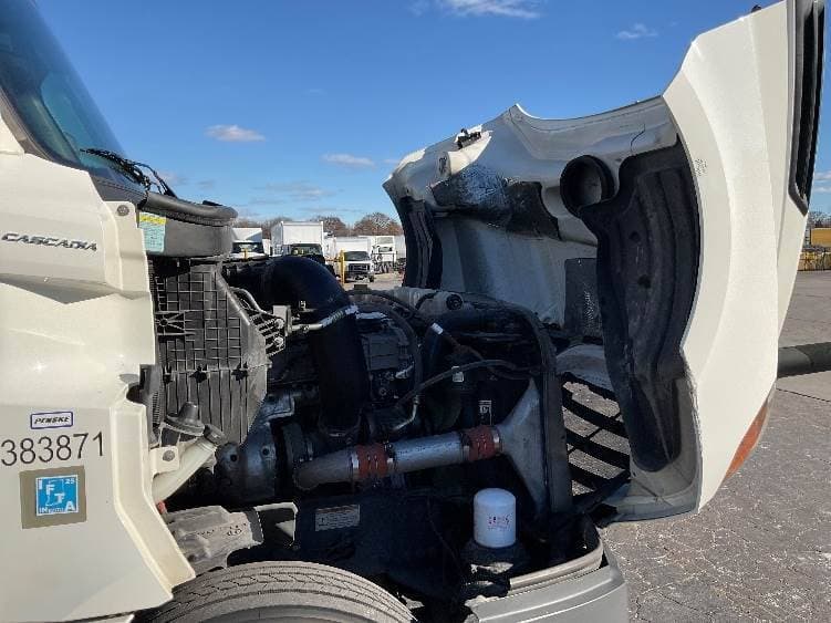 2021 Freightliner Cascadia image 2