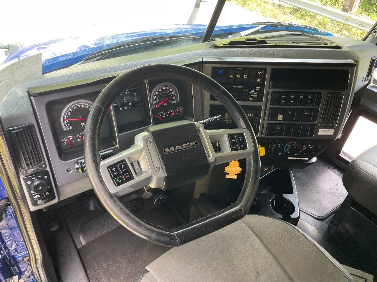 2019 Mack Anthem image 19