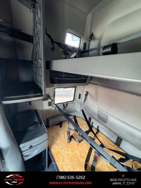 2022 International LT625 image 23