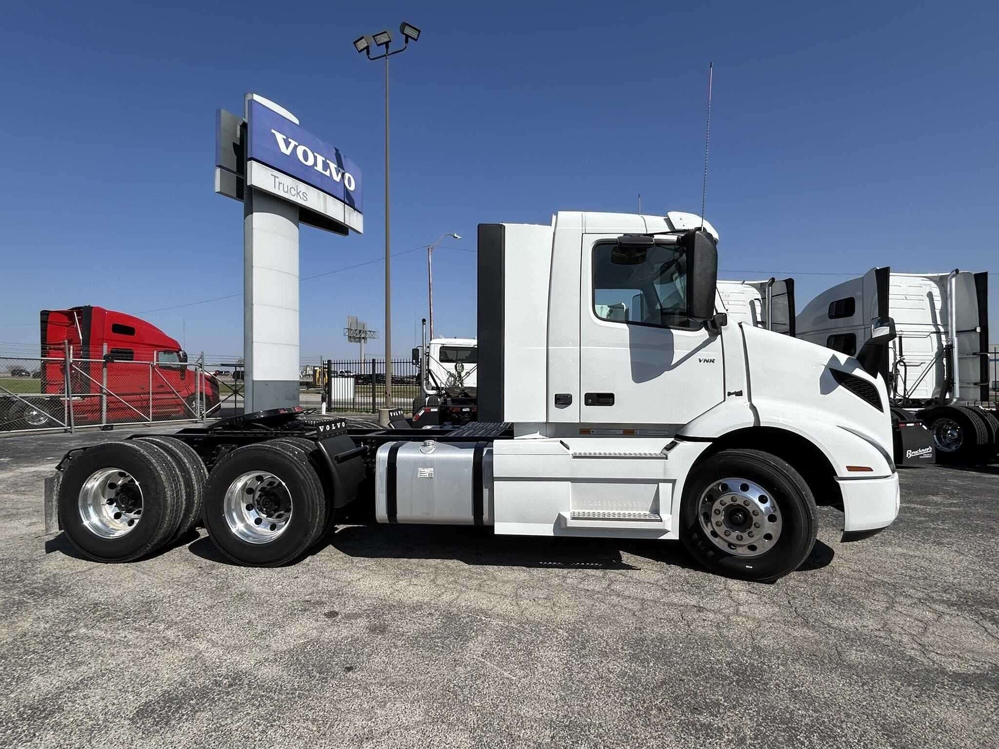 2025 Volvo VNR image 2
