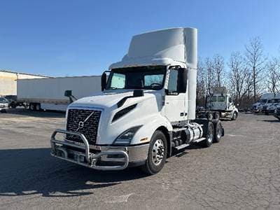 2020 Volvo VNL image 3