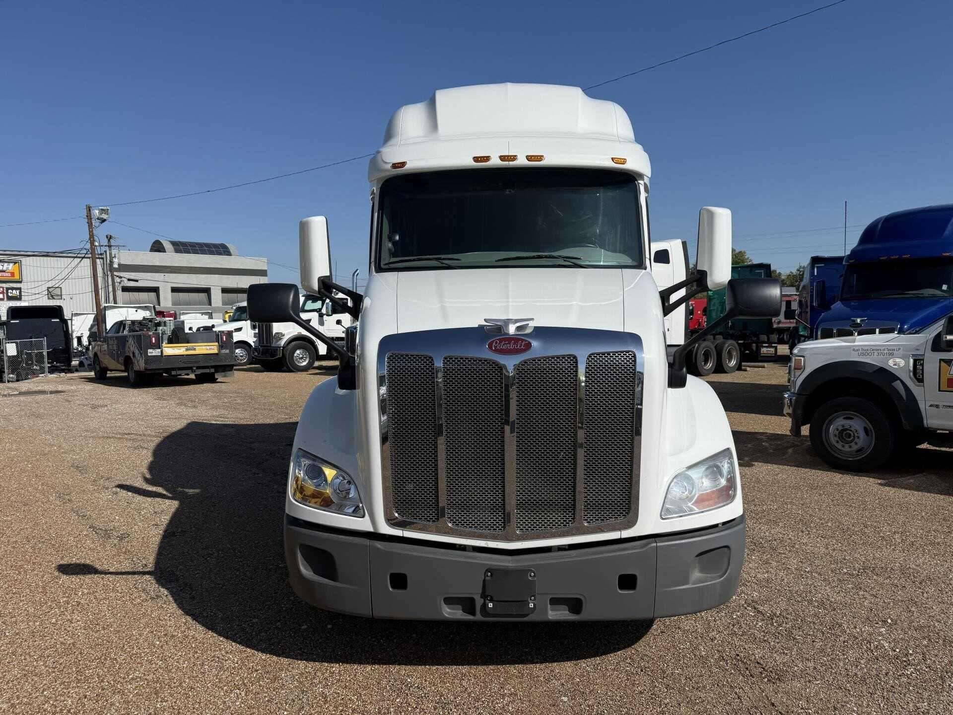 2021 Peterbilt 579 image 2