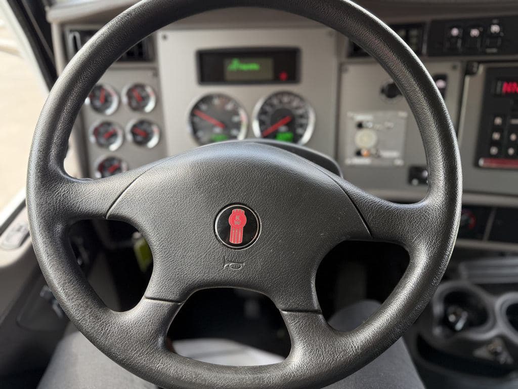 Used 2023 KENWORTH T270 image 31