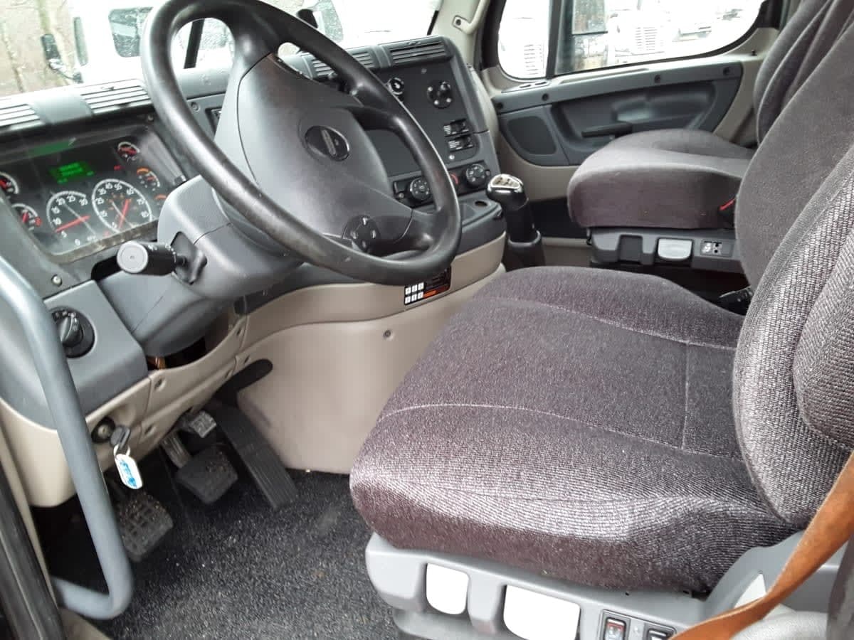 Used 2019 FREIGHTLINER Conventional - Day Cab - CASCADIA 125 For Sale image 7