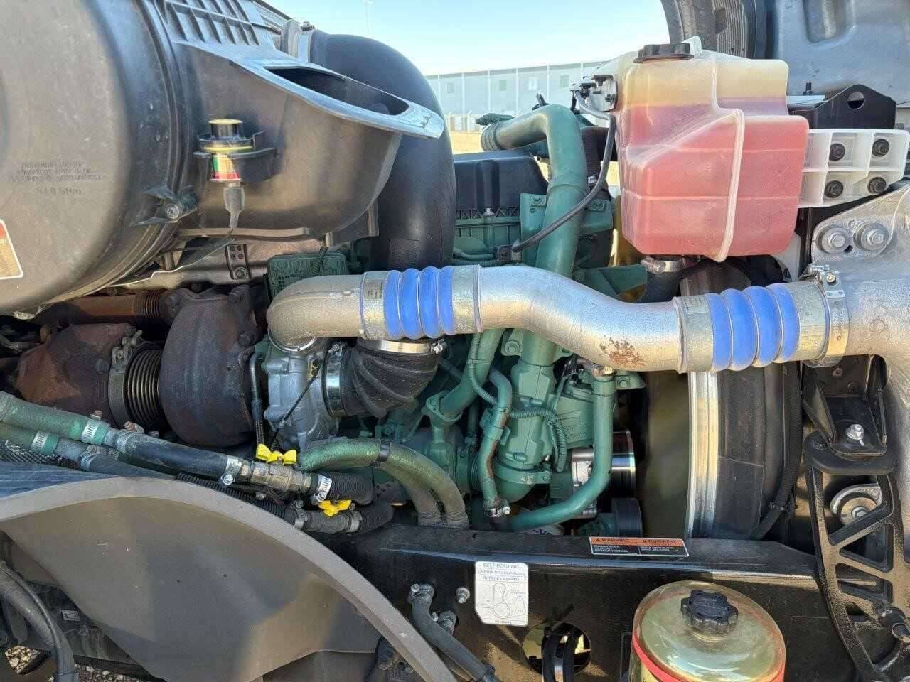 2022 Volvo VNL image 6