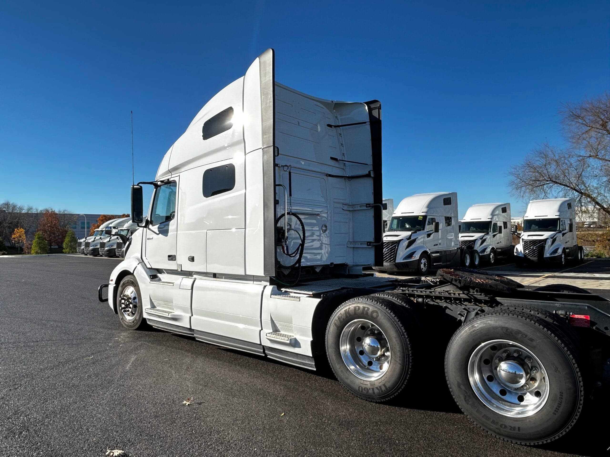 2023 Volvo VNL image 4