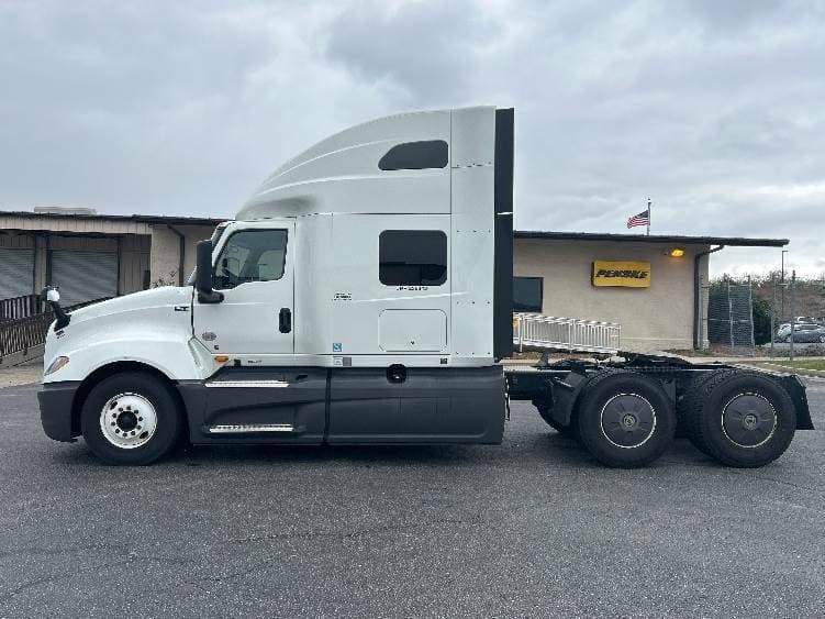 2023 International LT62F image 2