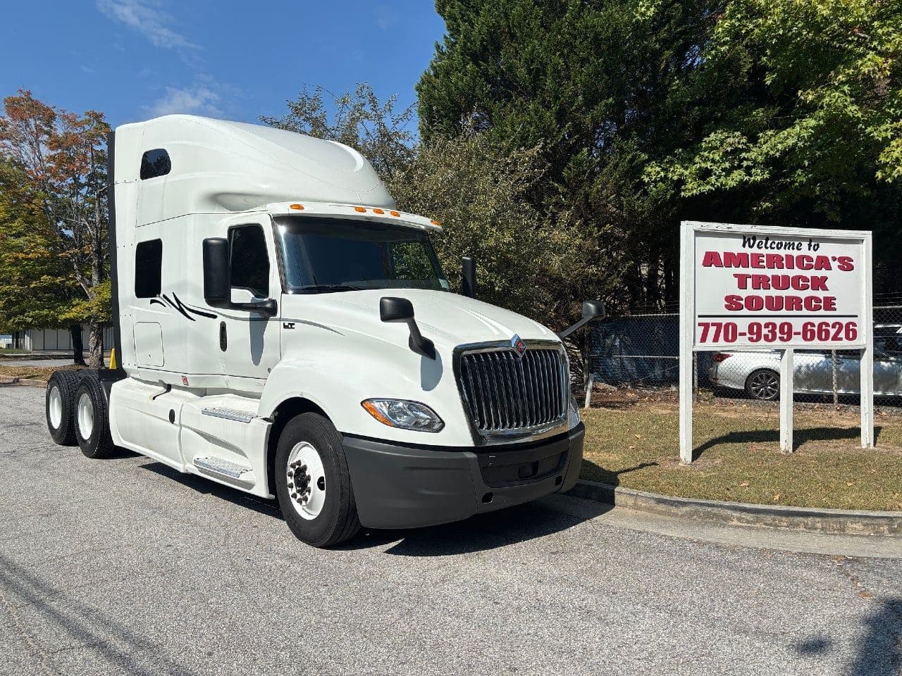 2019 International LT625 image 1