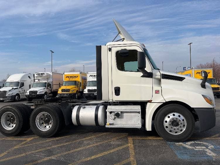2019 Freightliner Cascadia image 8