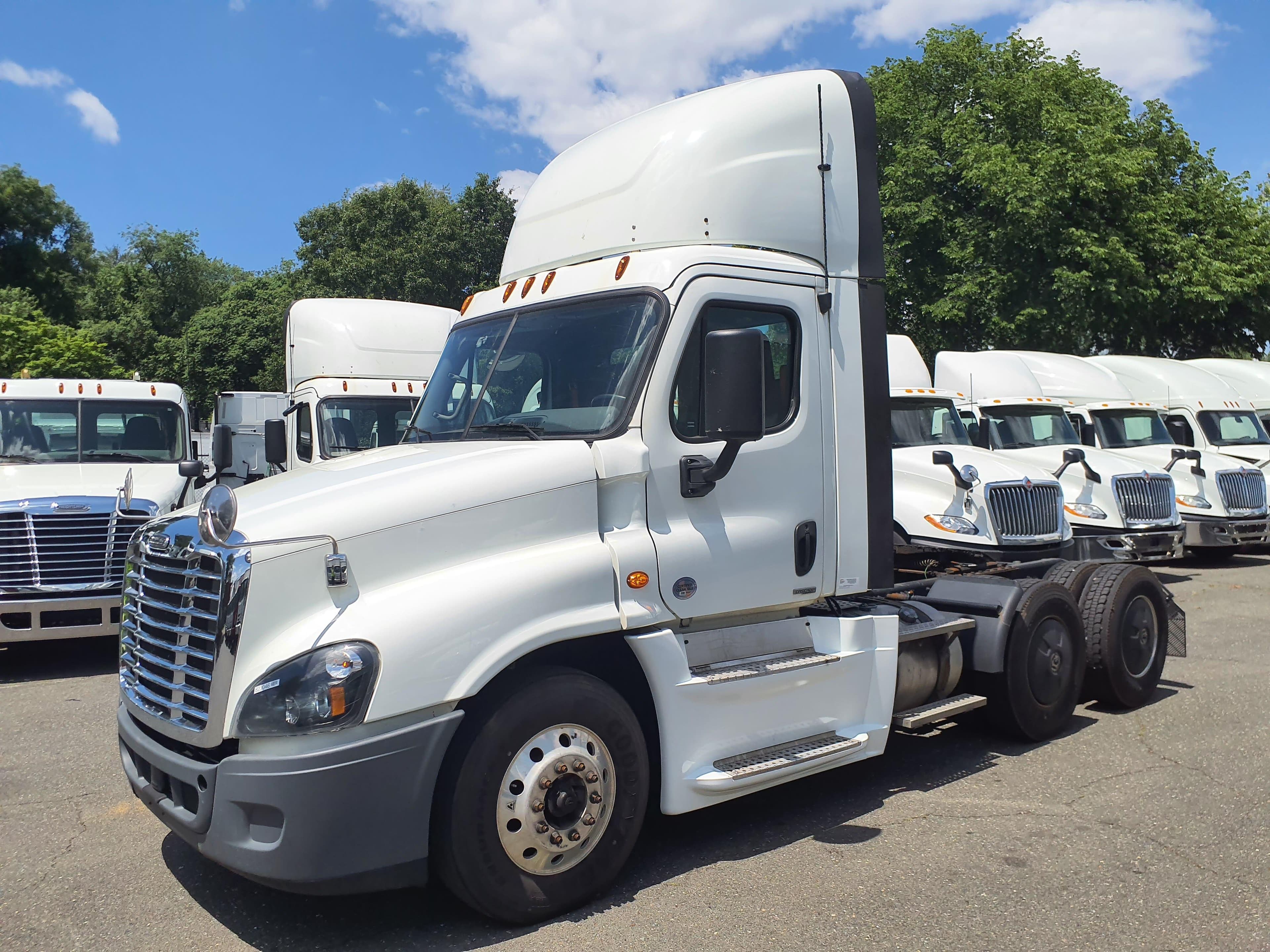 Used 2019 FREIGHTLINER Conventional - Day Cab - CASCADIA 125 image 1