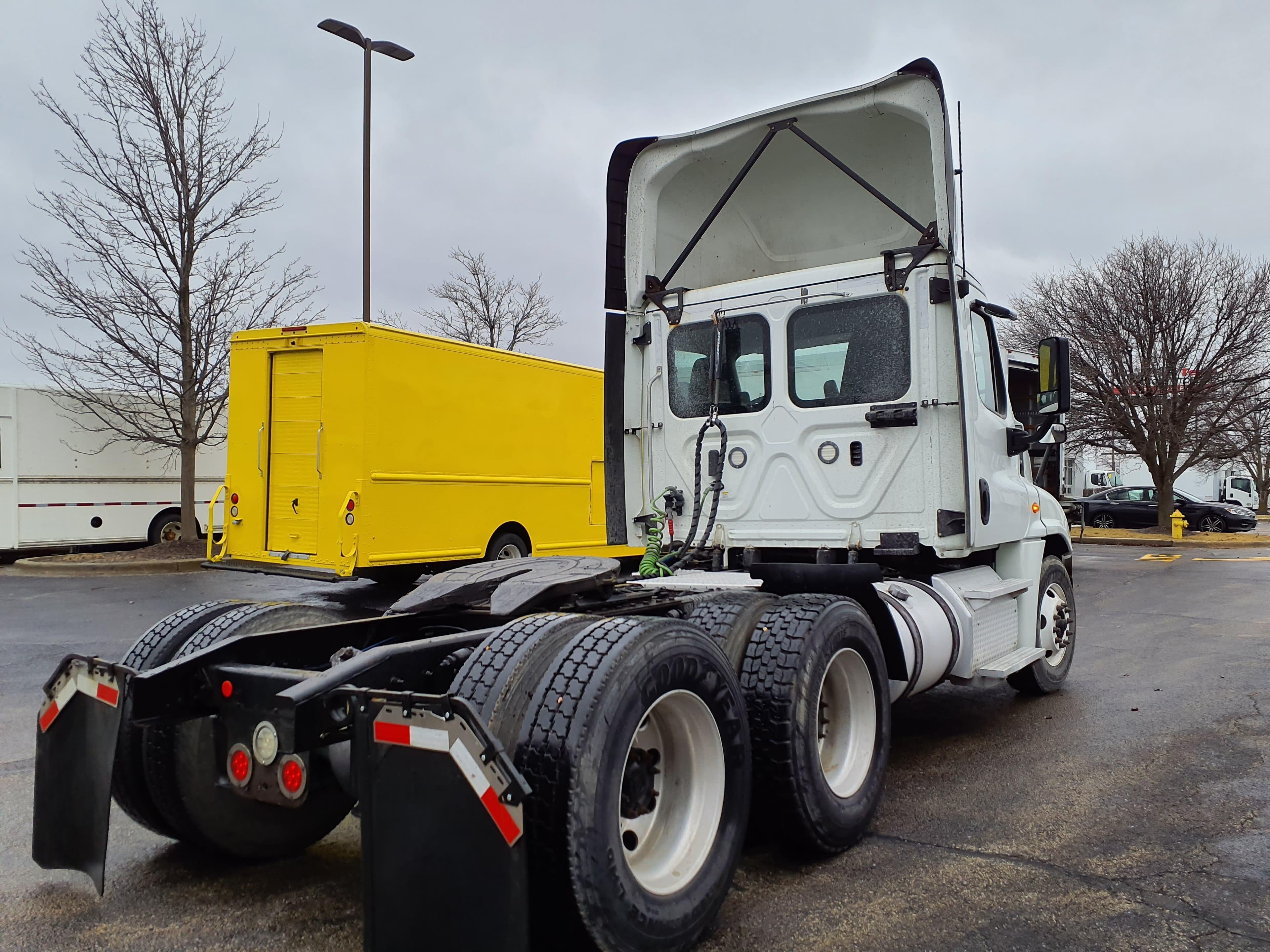 Used 2019 FREIGHTLINER/MERCEDES Conventional - Day Cab - CASCADIA 125 image 6