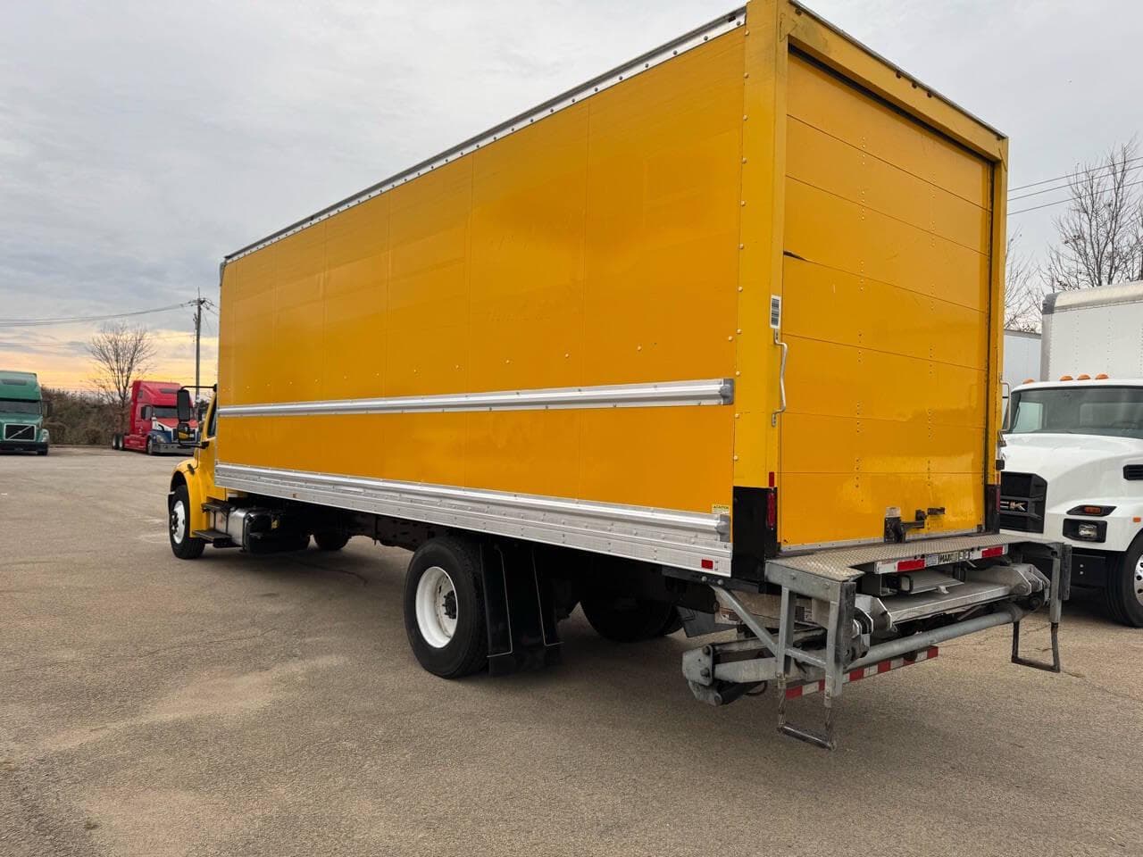 2018 Freightliner M2 106 image 6