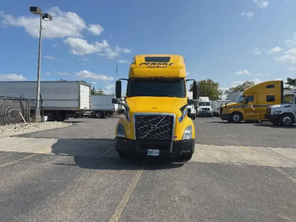 2022 Volvo VNL image 2