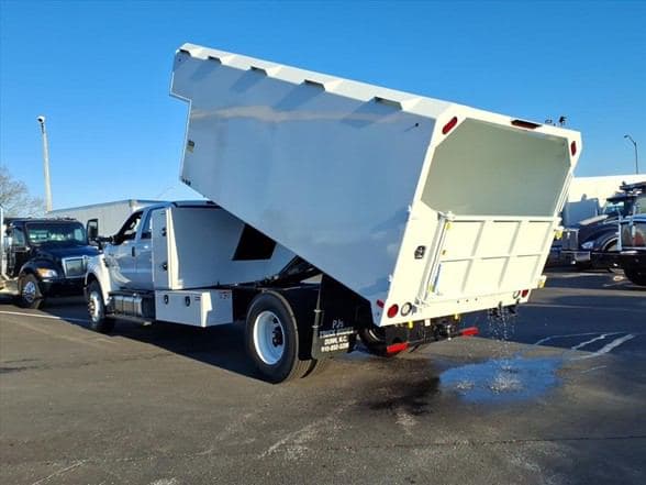 2026 Ford F750 SD image 3