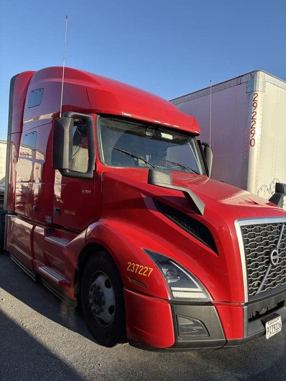 2023 Volvo VNL64T760 image 2