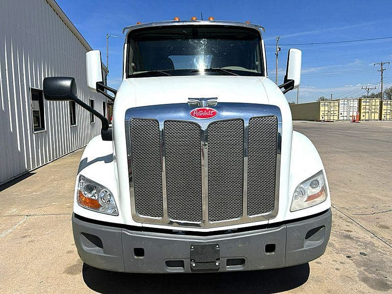 2021 Peterbilt 579 image 1