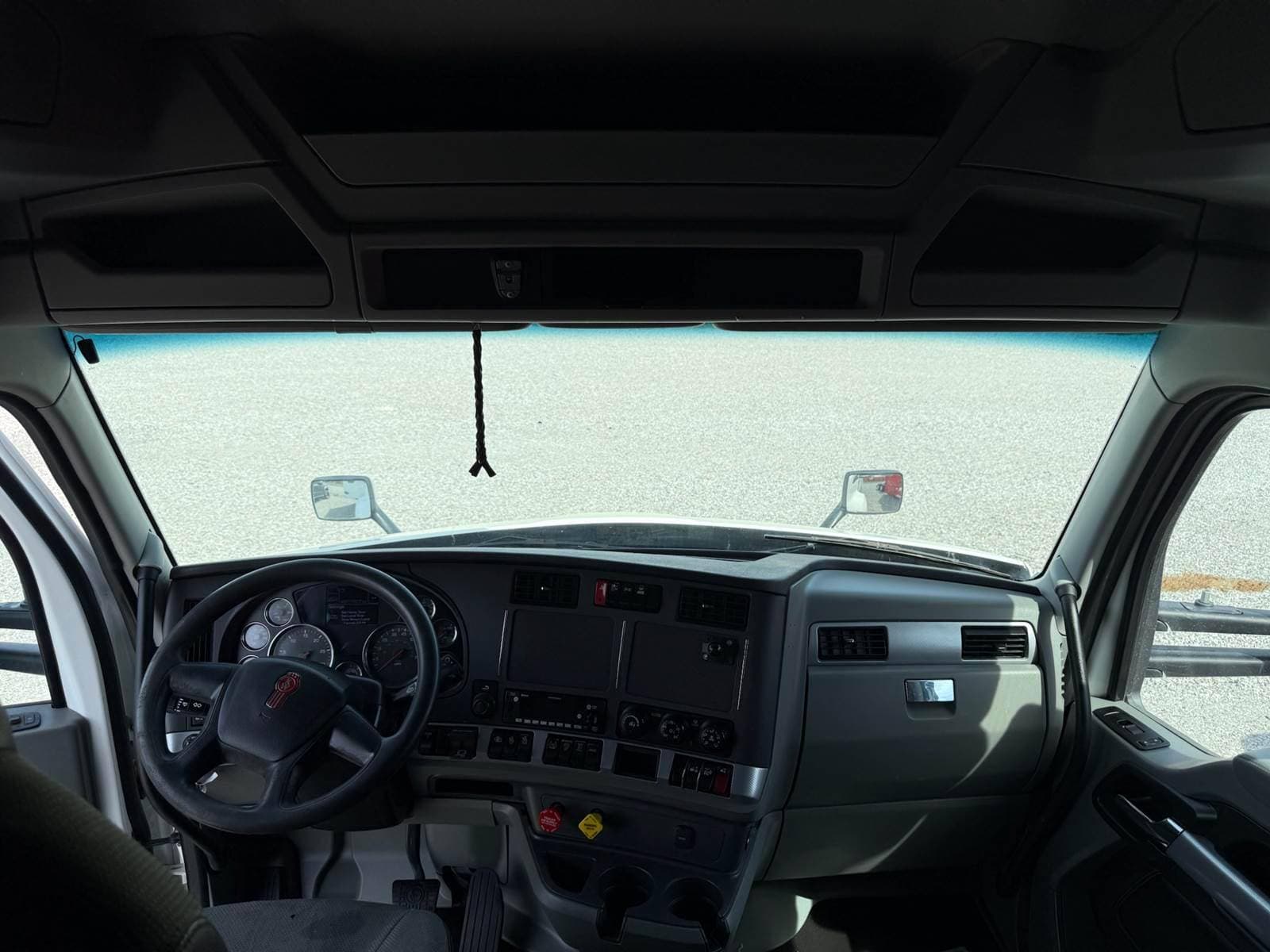 2021 Kenworth T680 image 3
