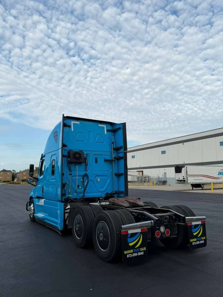 2022 Freightliner Cascadia image 8