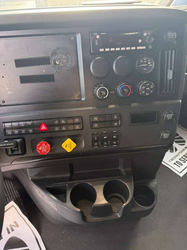 2024 Freightliner Cascadia image 10