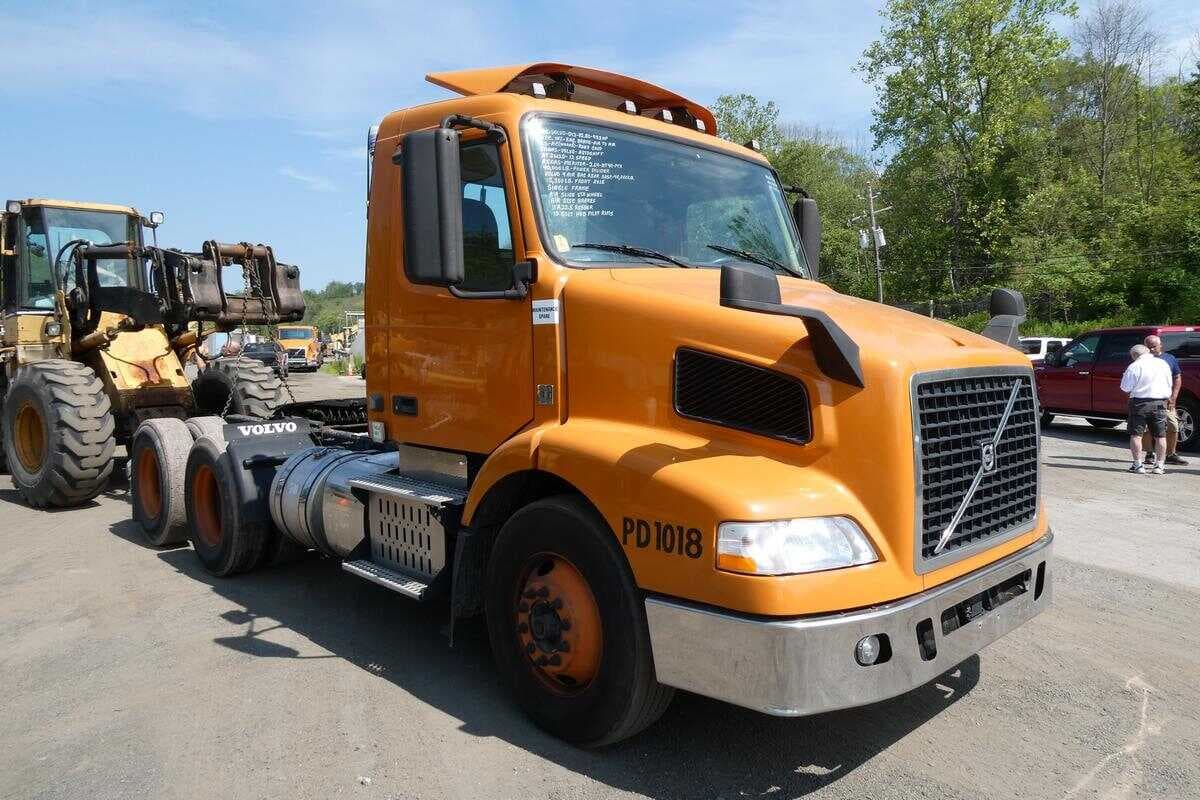 2015 Volvo VNM630 image 2