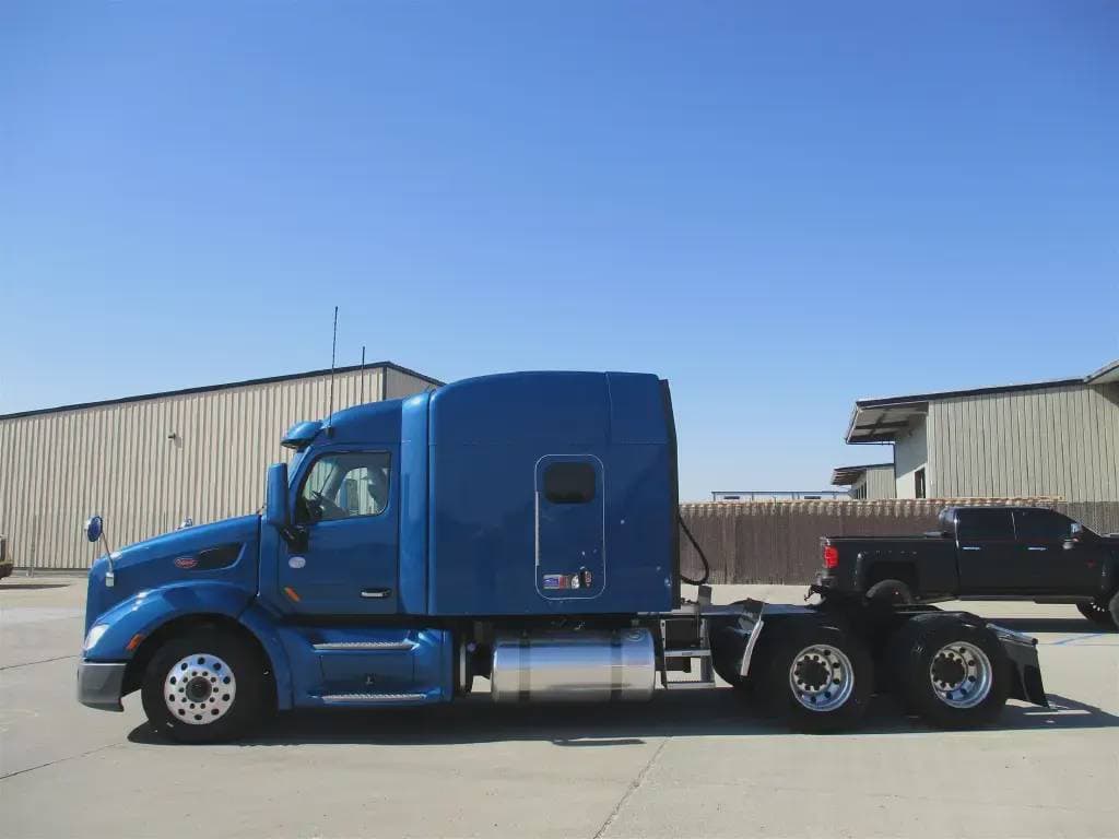 2022 Peterbilt 579 image 2