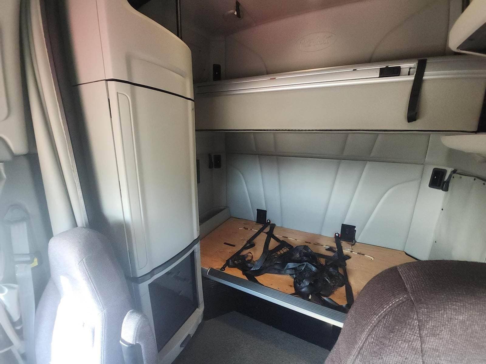 2021 Peterbilt 579 image 16