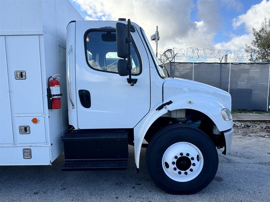 2014 Freightliner M2 106 image 16