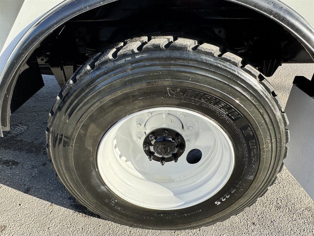 2015 Freightliner M2 106 image 32
