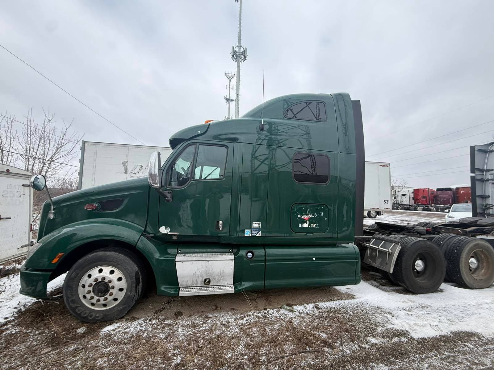 2013 Peterbilt 587 image 1