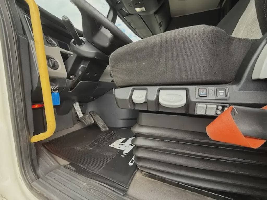 Used 2020 FREIGHTLINER Conventional - Sleeper Truck image 15
