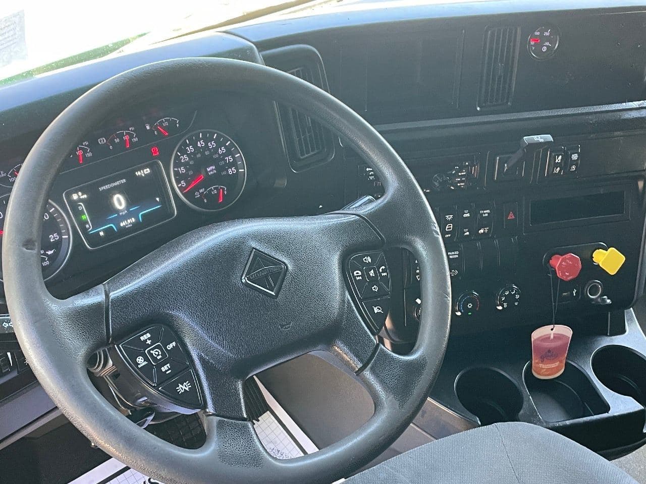 2018 International LT image 20