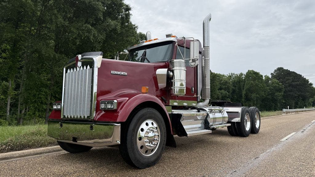 Used 2022 KENWORTH W900L image 2