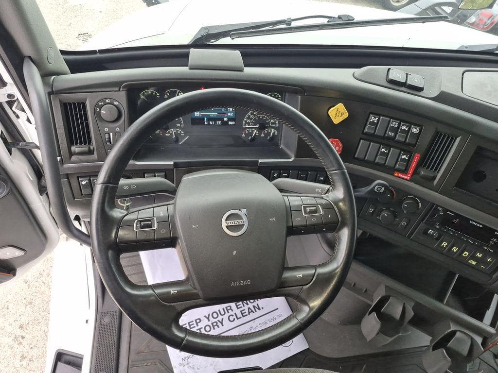 2023 Volvo VNL64T760 image 12