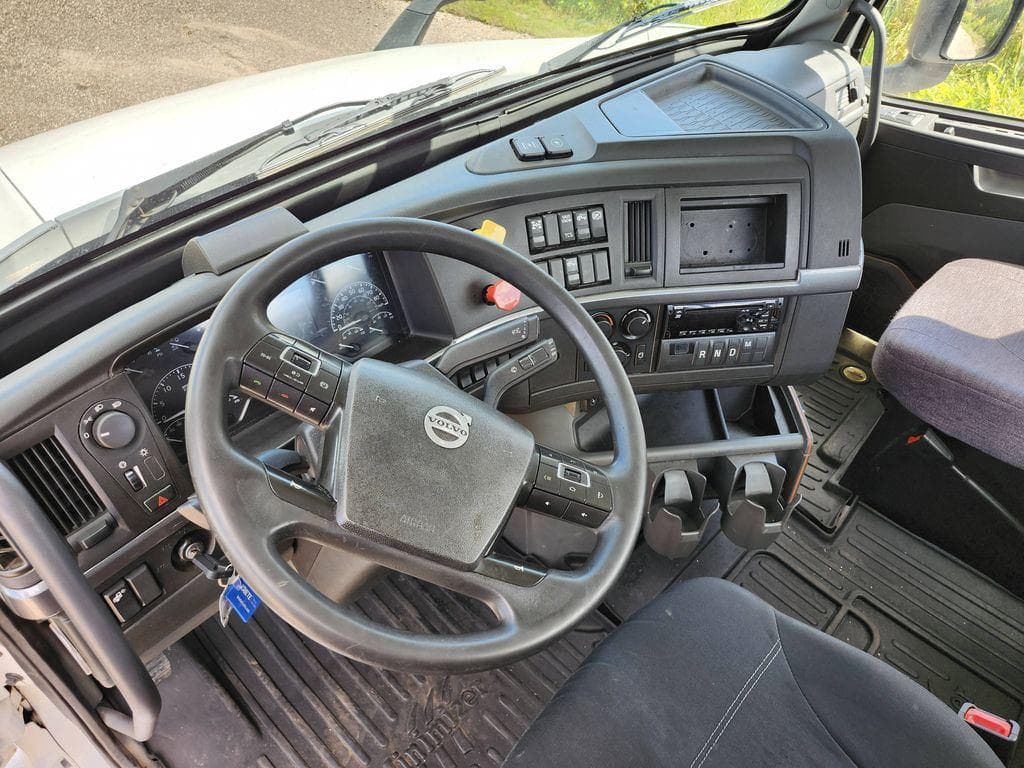 2020 Volvo VNR image 9