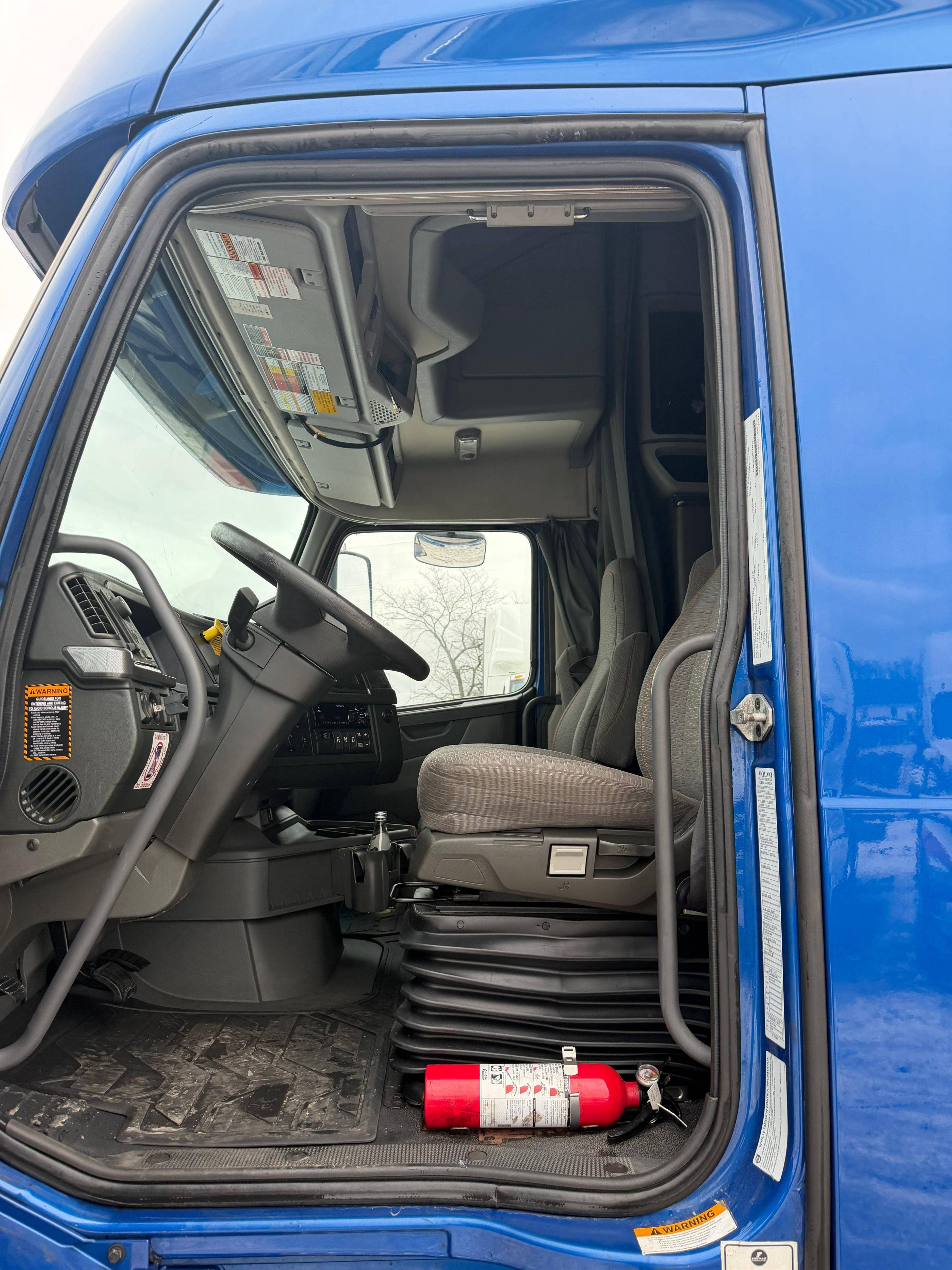 2021 Volvo VNL image 8