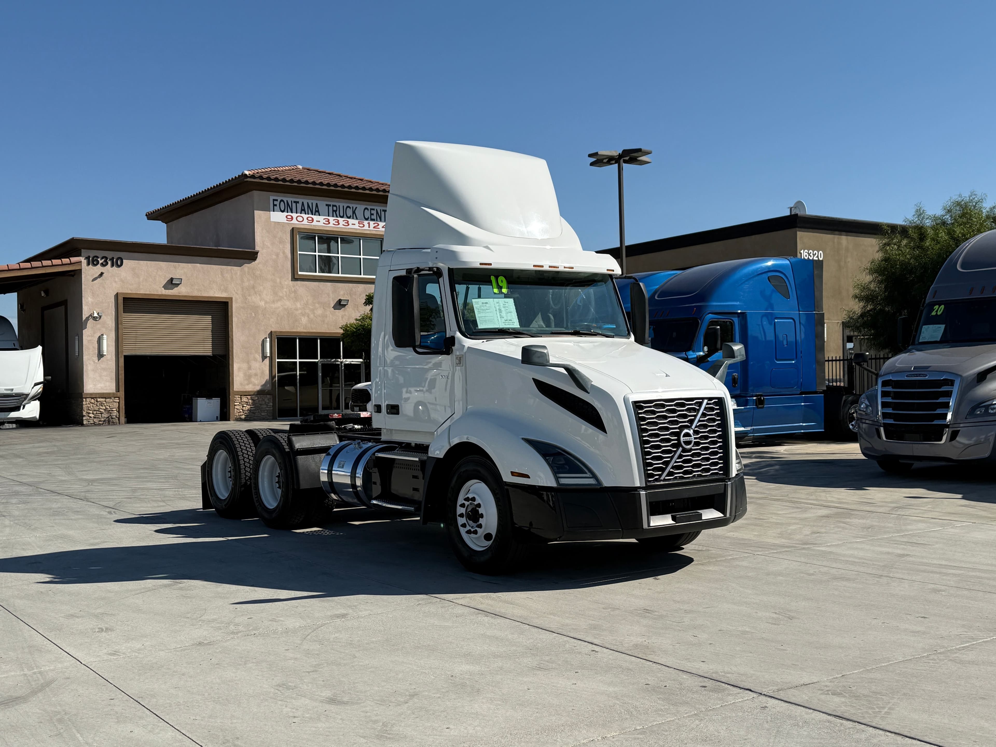 2019 Volvo VNL64T300 image 3