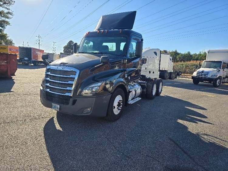 2019 Freightliner Cascadia 126 Day Cab Truck - 450HP, 12 Speed Automatic image 3