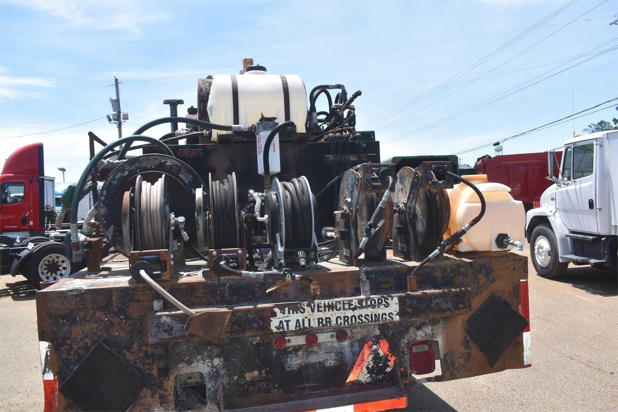 2010 Freightliner M2 106 image 3