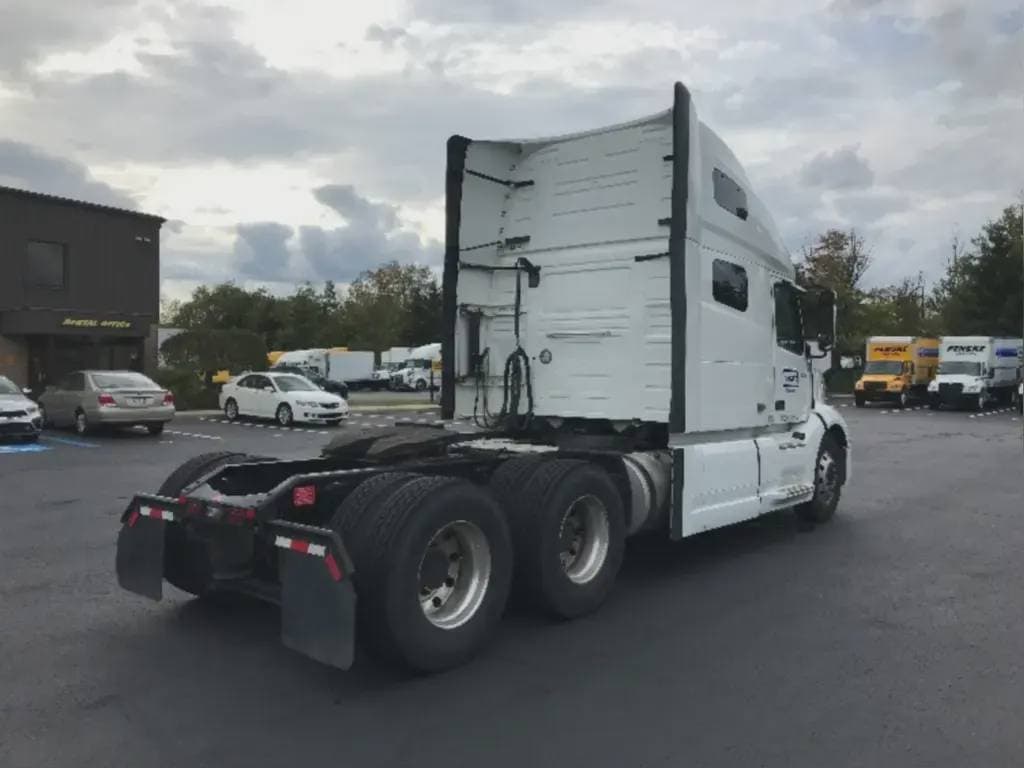 2022 Volvo VNL image 5