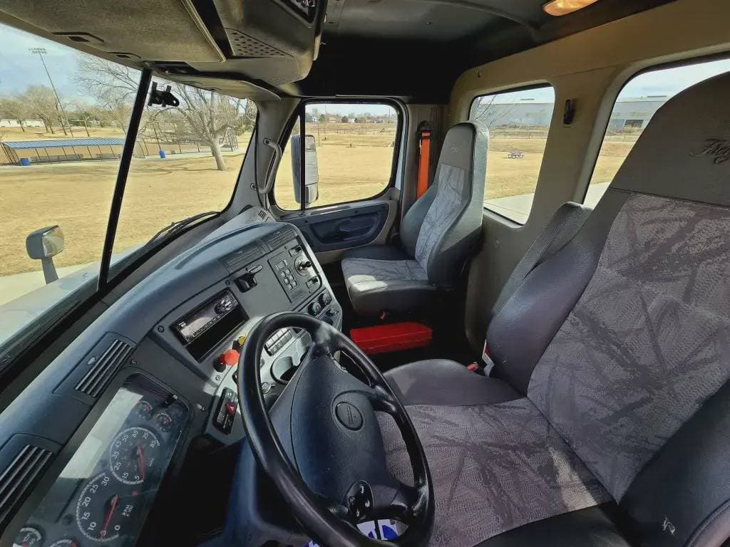 2018 Freightliner Cascadia 113 image 14
