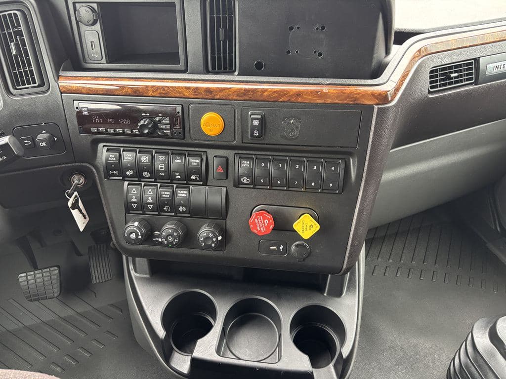 Used 2021 INTERNATIONAL LT625 image 23
