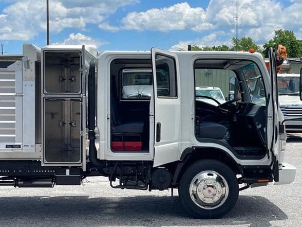 2024 Isuzu NRR image 23