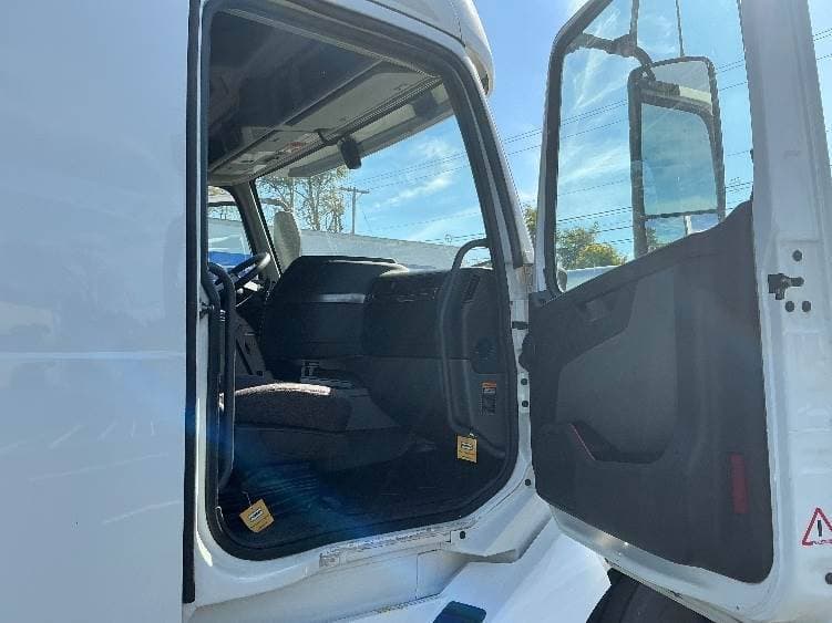 2022 Volvo VNL image 7