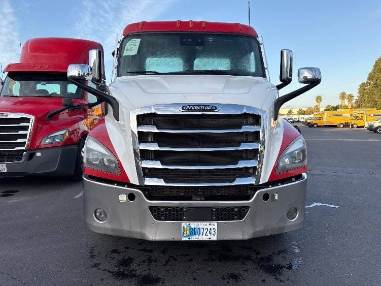 2021 Freightliner Cascadia image 2