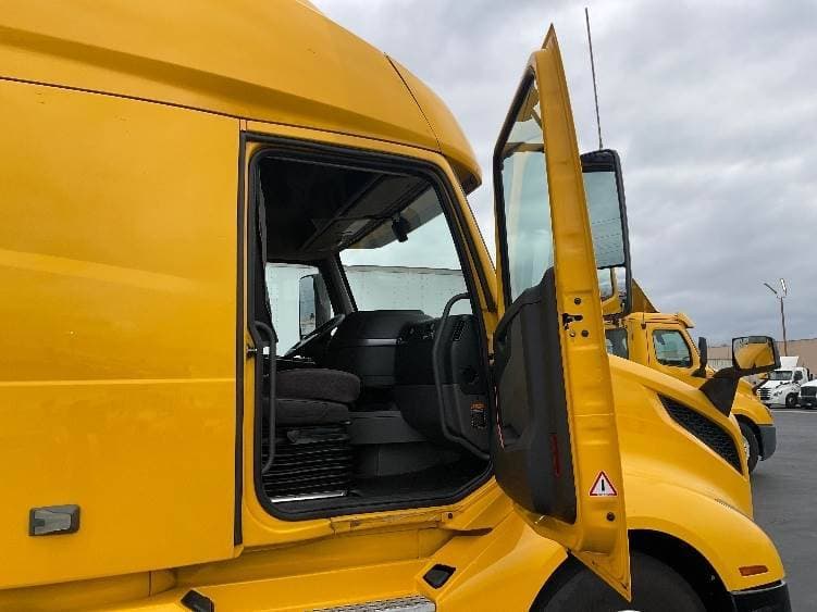 2022 Volvo VNL image 10