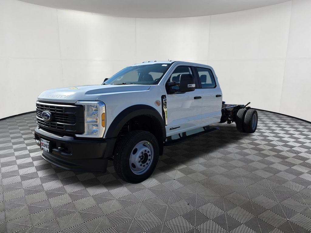 2026 Ford F-450SD XL DRW CAB CHASSIS image 3