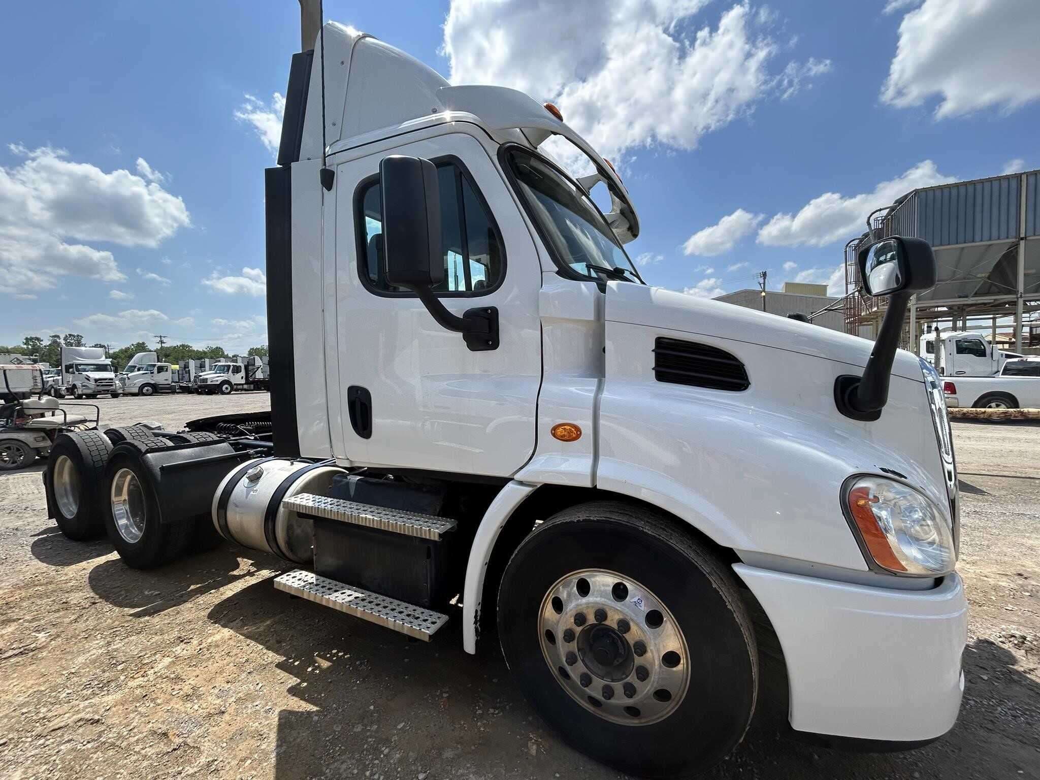 2020 Freightliner Cascadia 113 image 2